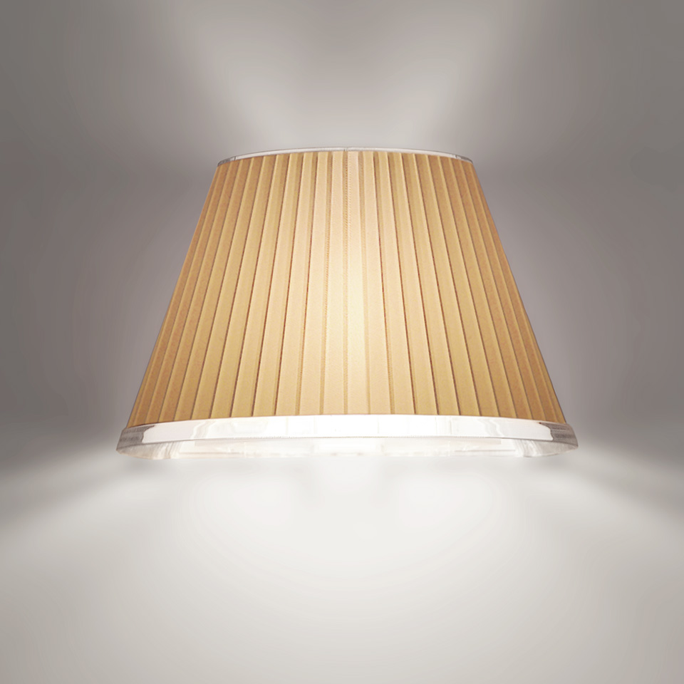 Applique Artemide con paralume in tessuto beige plissettato, che emette luce calda verso l'alto e il basso su parete grigia