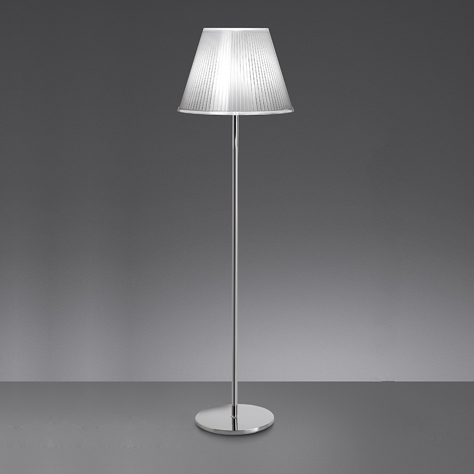 Lampada da terra Artemide Choose con paralume conico traslucido nervato, stelo cromato sottile su base rotonda lucida