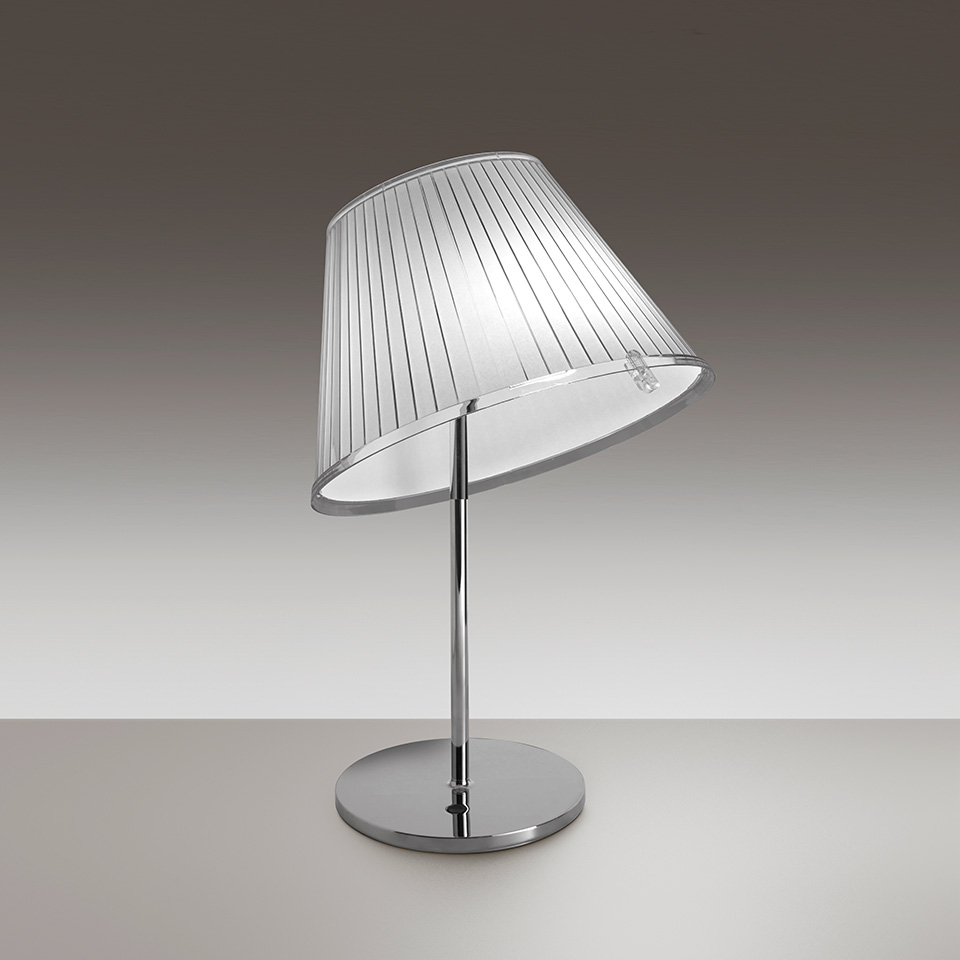 Lampada da tavolo Artemide Choose con paralume trasparente plissettato, stelo e base circolare cromati, inclinata per luce direzionale
