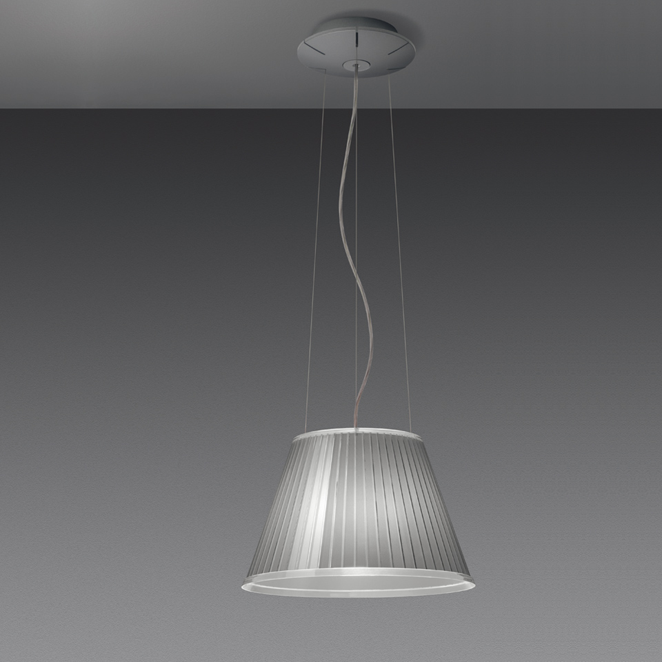 Lampada a sospensione Artemide con paralume plissettato grigio semitrasparente, forma conica, sospesa da sottili cavi a un rosone a soffitto
