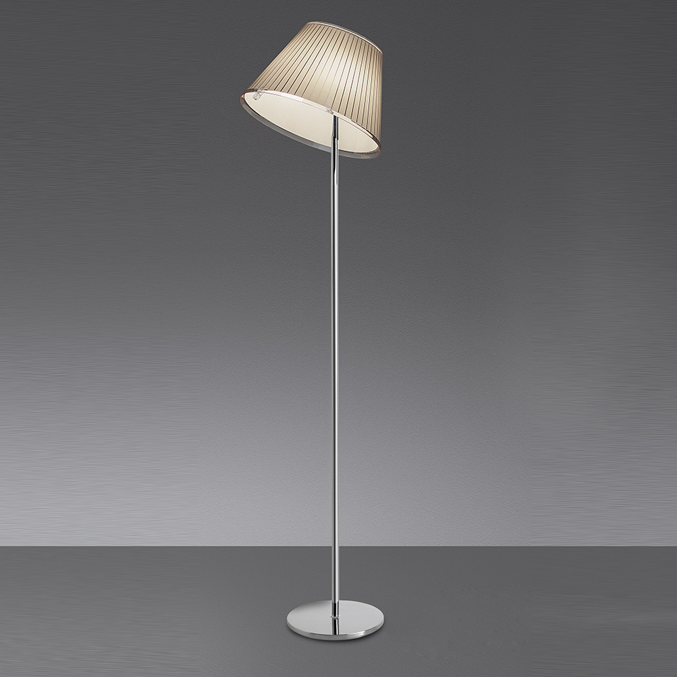Lampada da terra Artemide Choose con paralume in tessuto plissettato inclinato beige caldo, sottile stelo cromato e base rotonda lucida