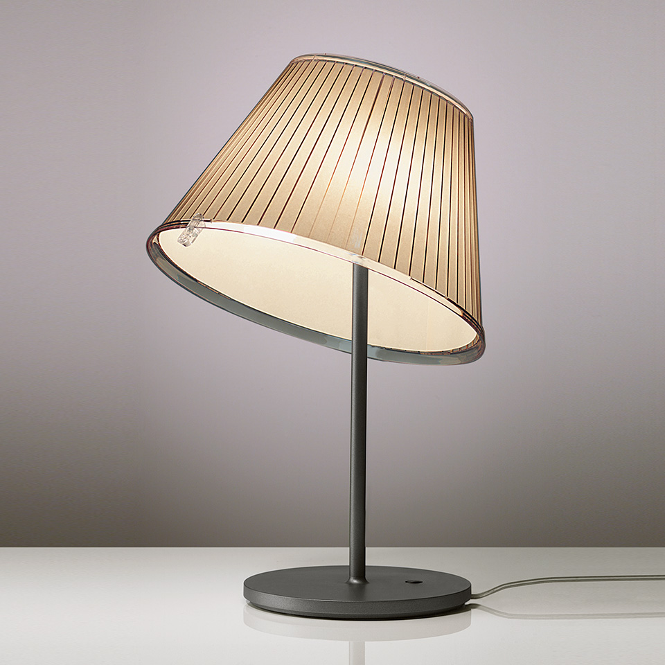 Lampada da tavolo Artemide Choose con paralume in tessuto plissettato inclinato, bordo trasparente e stelo e base in metallo scuro