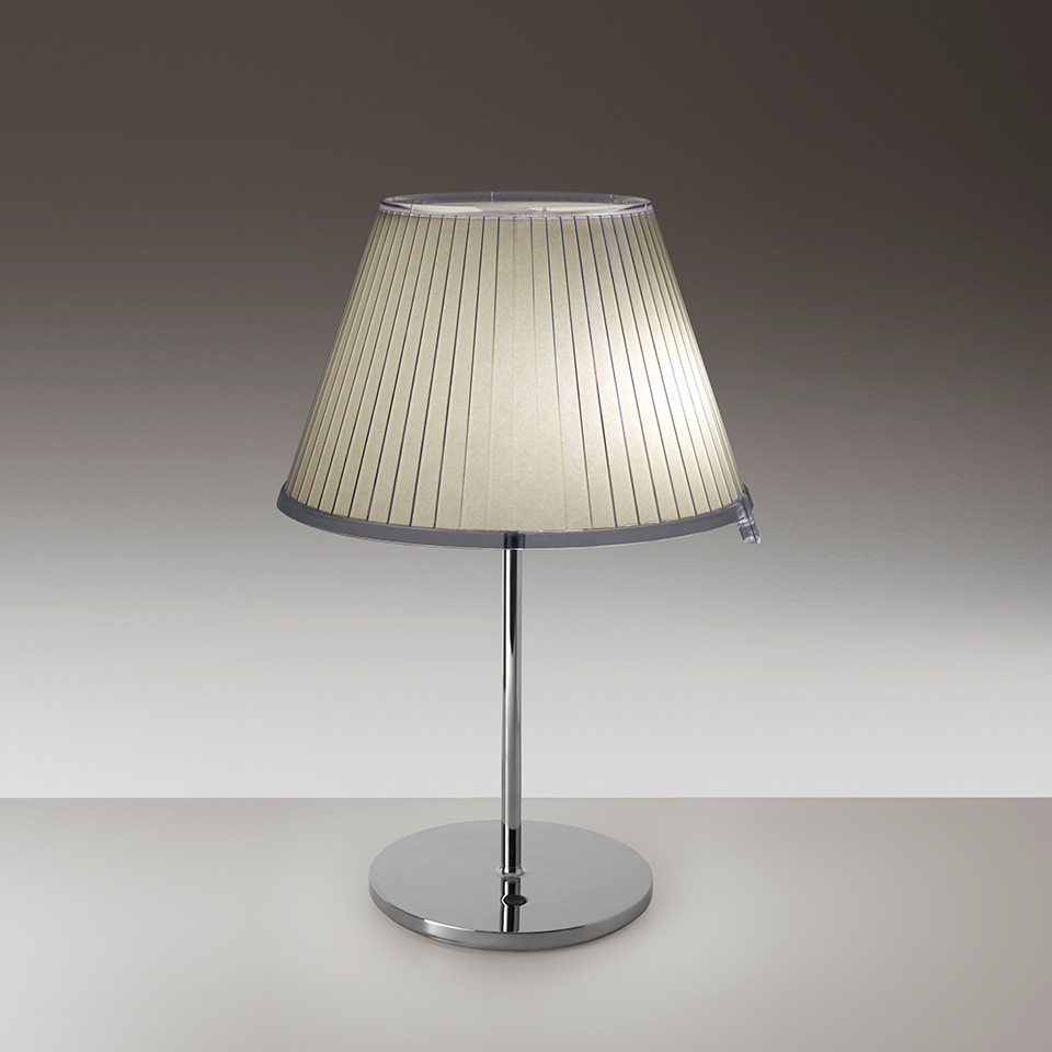 Lampada da tavolo Artemide Choose con paralume in tessuto plissettato, stelo e base rotondi cromati, luce diffusa calda