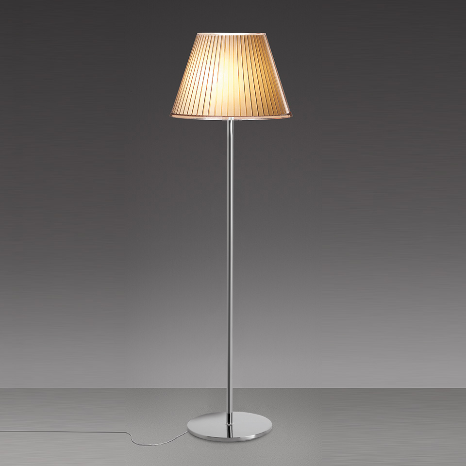 Lampada da terra Artemide Choose Mega con paralume in tessuto plissettato in toni caldi, sottile stelo cromato e base rotonda in cromo lucido