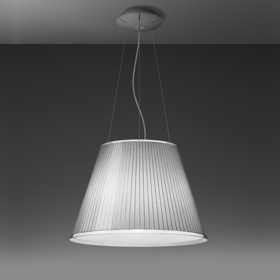 Lampada a sospensione Artemide Choose Mega con paralume in tessuto plissettato, forma conica bianco/grigio, sospesa da sottili cavi a soffitto