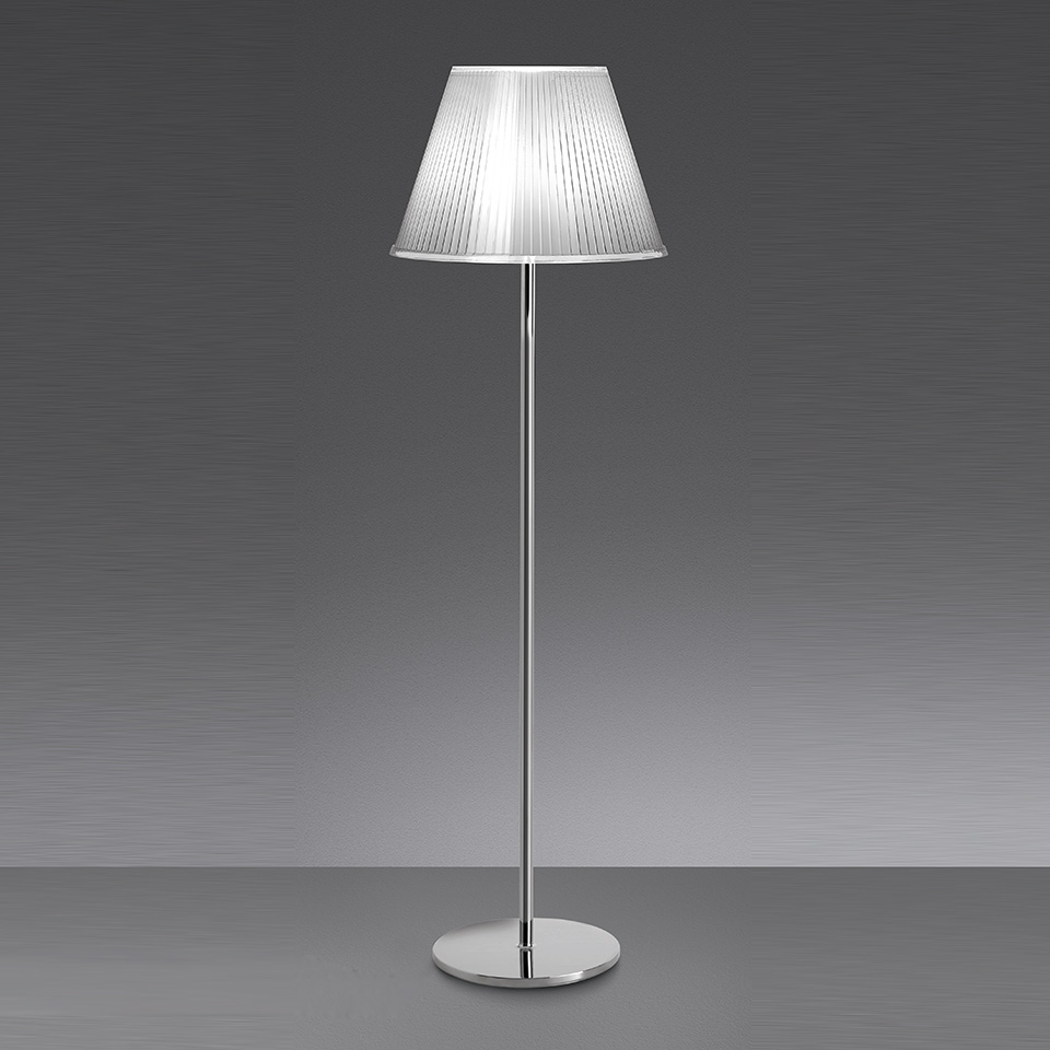 Lampada da terra Artemide Choose Mega con paralume conico a costine bianco su sottile stelo cromato lucido e base rotonda