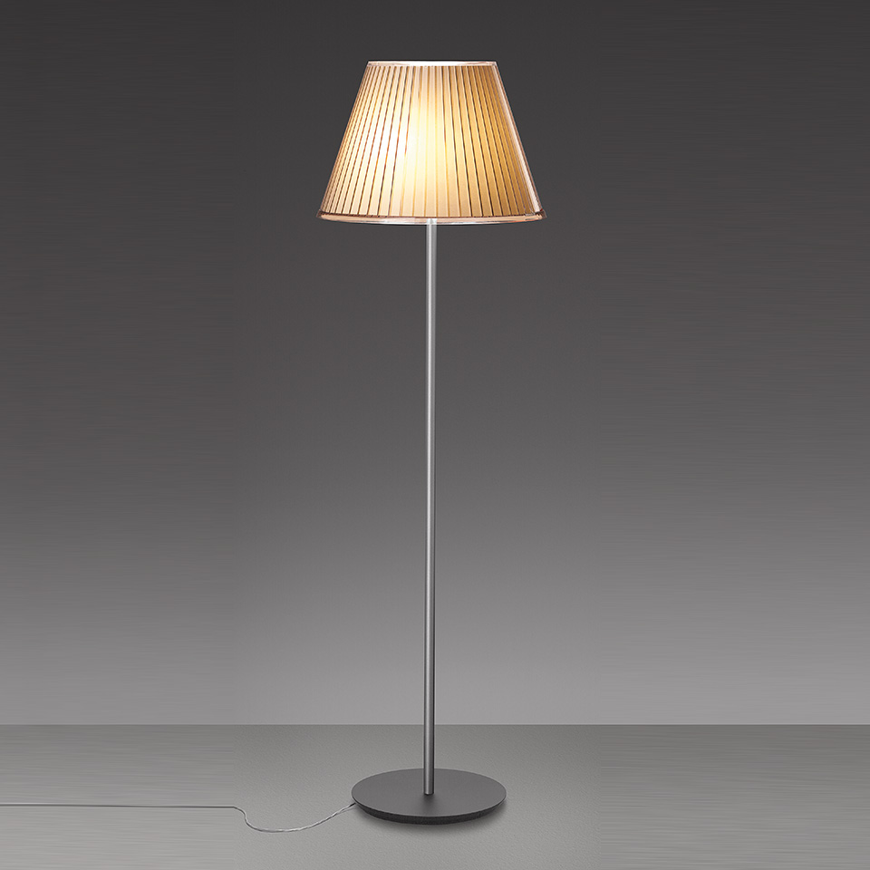 Lampada da terra Artemide Choose Mega con paralume in tessuto plissettato in toni caldi su sottile stelo cromato e base rotonda scura