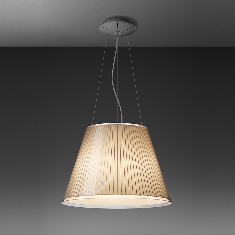 Lampada a sospensione Artemide Choose Mega con grande paralume conico plissettato in tessuto beige caldo, sospesa da sottili cavi al soffitto