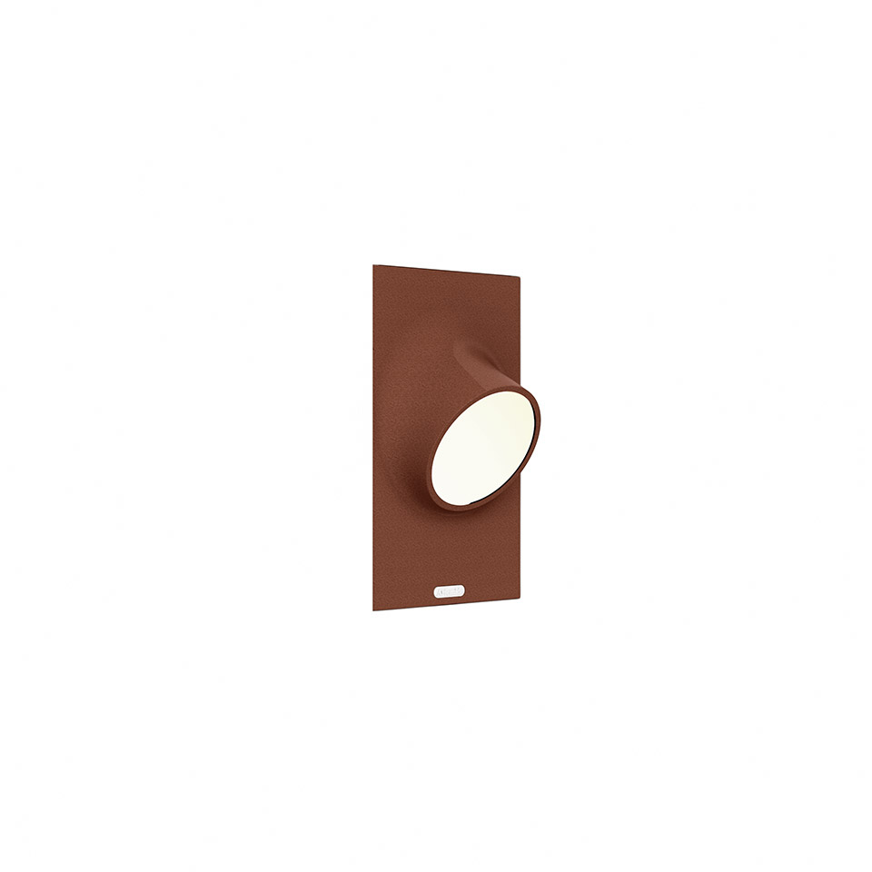 Lampada da parete Artemide Ciclope: piastra rettangolare rosso ruggine con testa LED circolare orientabile e interruttore dimmer touch integrato