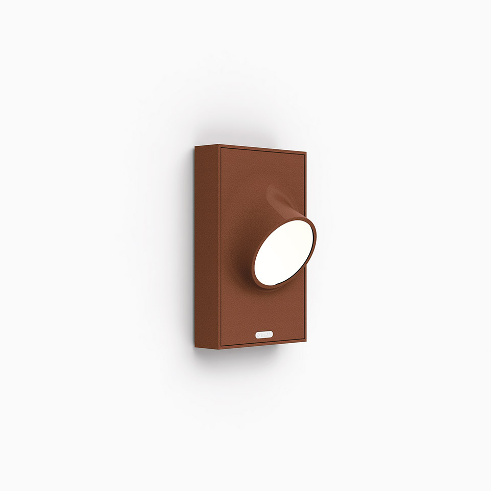 Lampada da parete Artemide Ciclope color terracotta, corpo rettangolare con testa LED ovale orientabile e interruttore dimmer