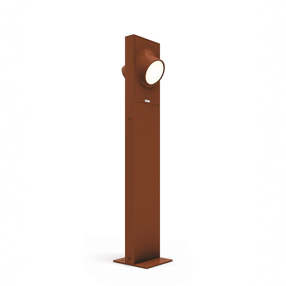 Lampada da esterno Artemide Ciclope color ruggine, alto palo rettangolare con singolo faretto LED orientabile su base quadrata