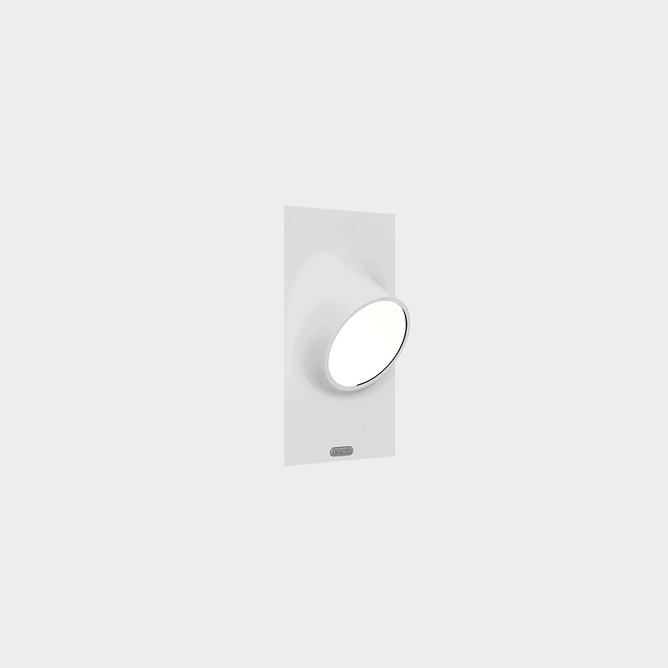 Lampada da incasso a parete Artemide Ciclope: placca rettangolare bianca con lente LED circolare e anello cromato, design minimalista