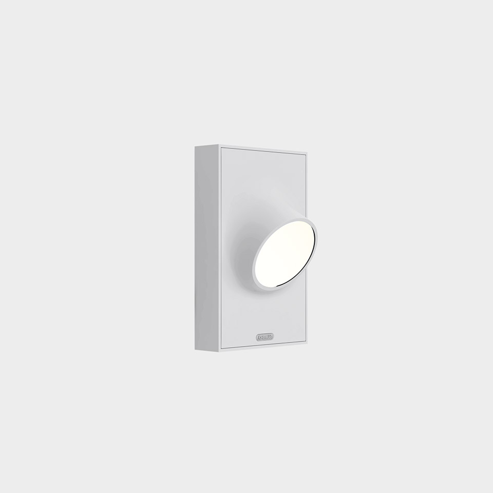 Applique Artemide Ciclope: corpo rettangolare bianco con diffusore LED circolare orientabile, design minimalista