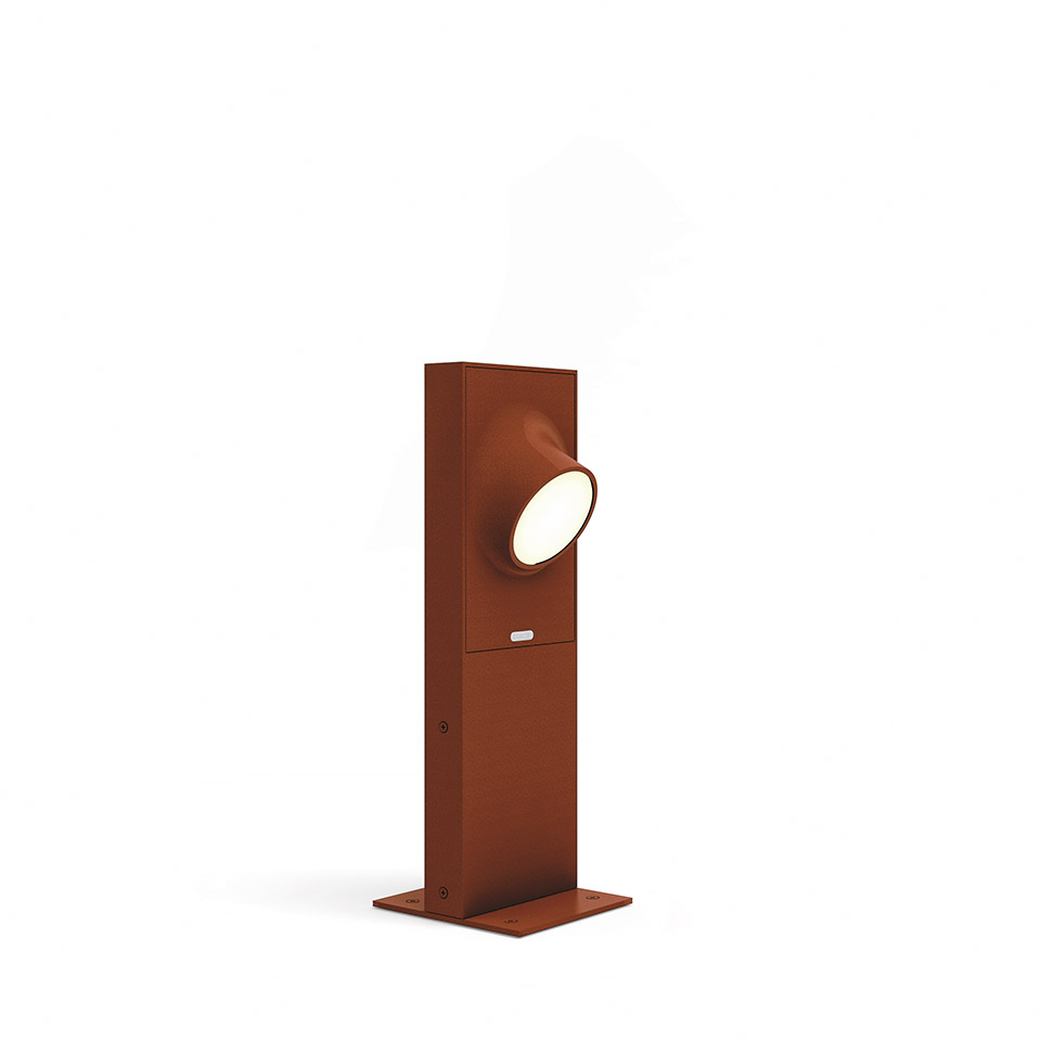 Lampada da esterno Artemide Ciclope in finitura corten, colonna rettangolare con testa orientabile su base quadrata