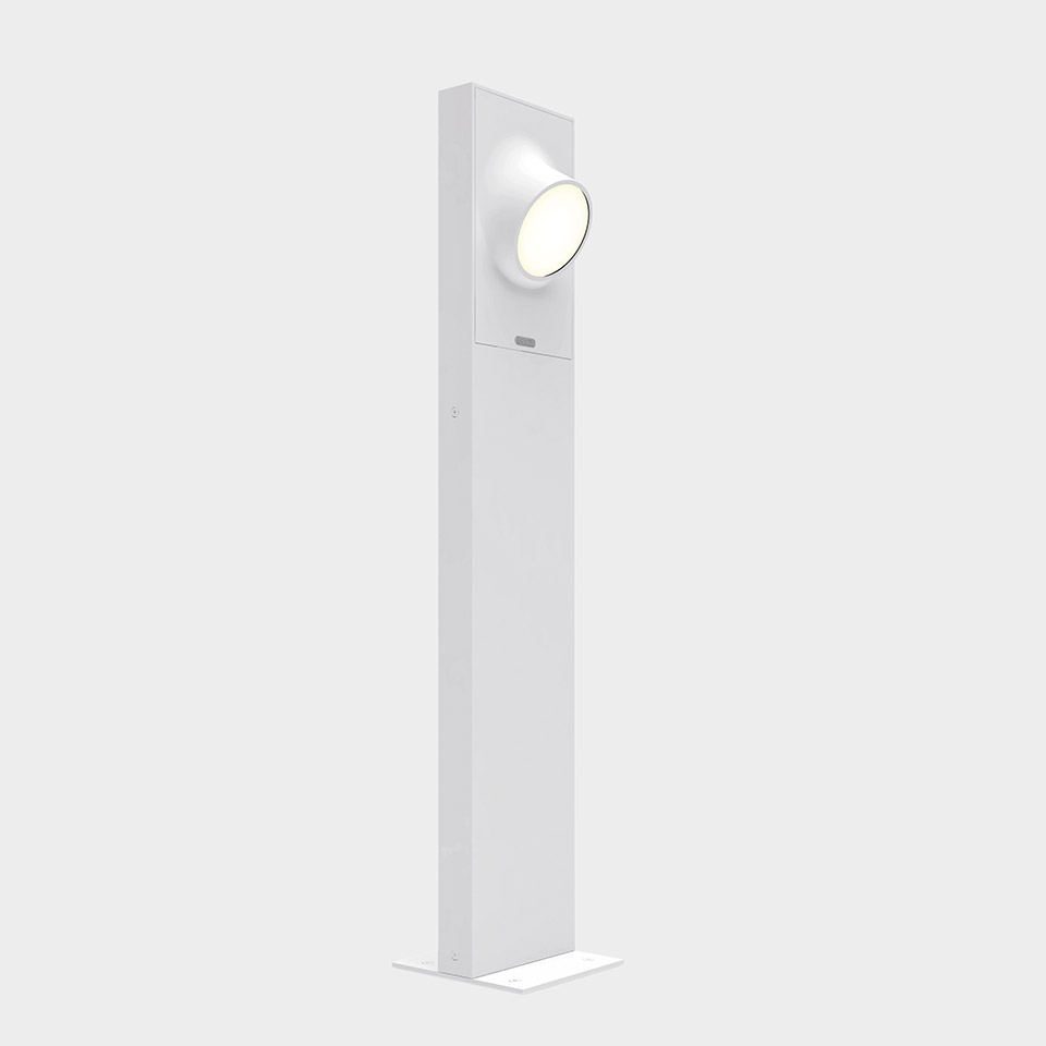 Lampada da terra Artemide Ciclope: alta colonna rettangolare bianca con testa LED circolare montata in cima, su base piatta