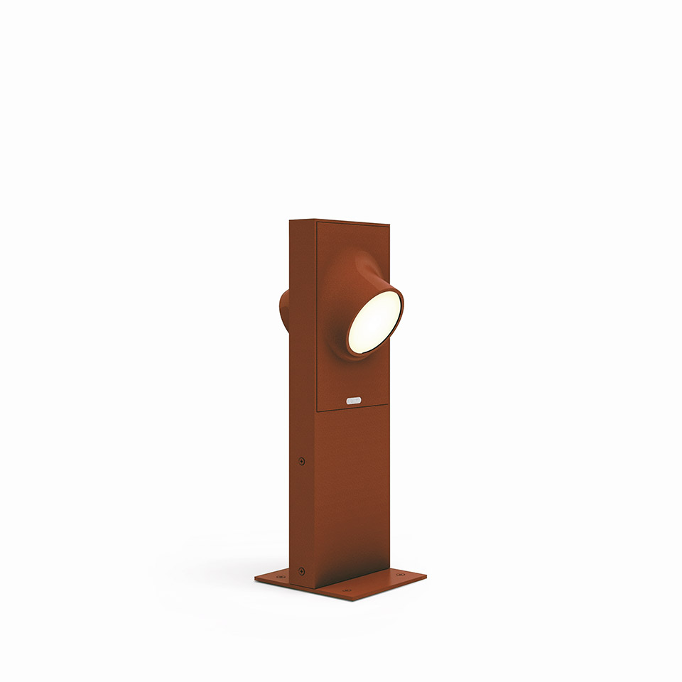 Lampada da esterno Artemide Ciclope in finitura rosso corten, palo quadrato con singola testa LED circolare orientabile su piastra di base