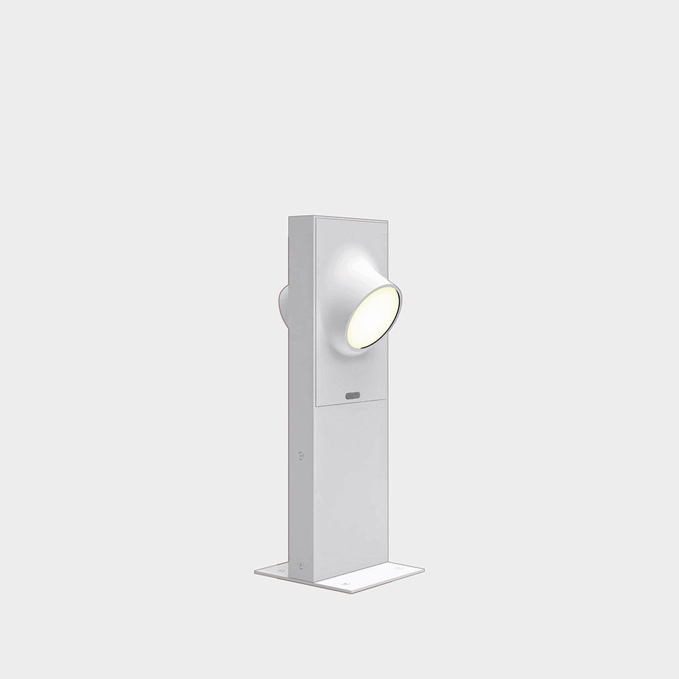 Lampada da terra Artemide Ciclope: colonna rettangolare bianca con faretto LED circolare orientabile su base piatta