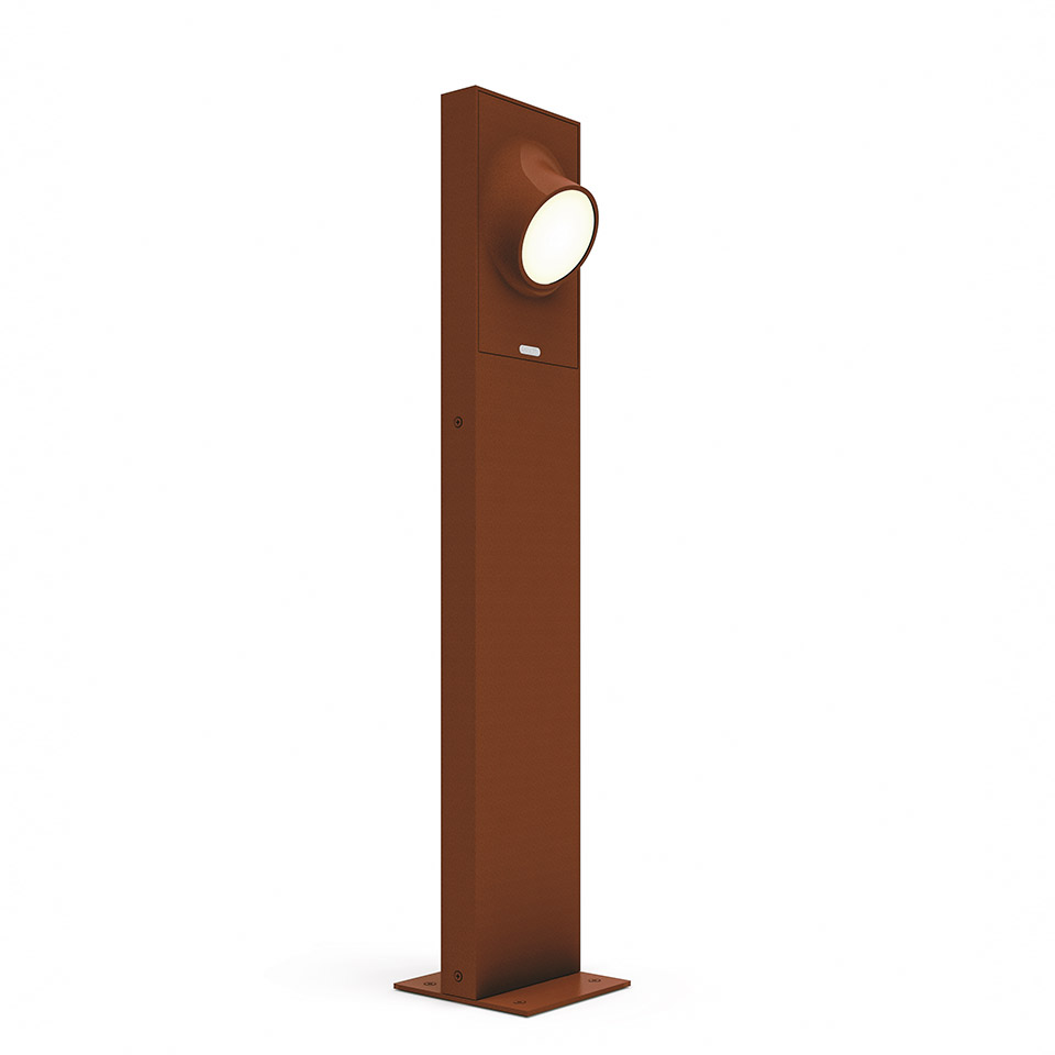 Lampada da esterno Artemide Ciclope: alto palo rettangolare color ruggine con testa LED circolare su base quadrata