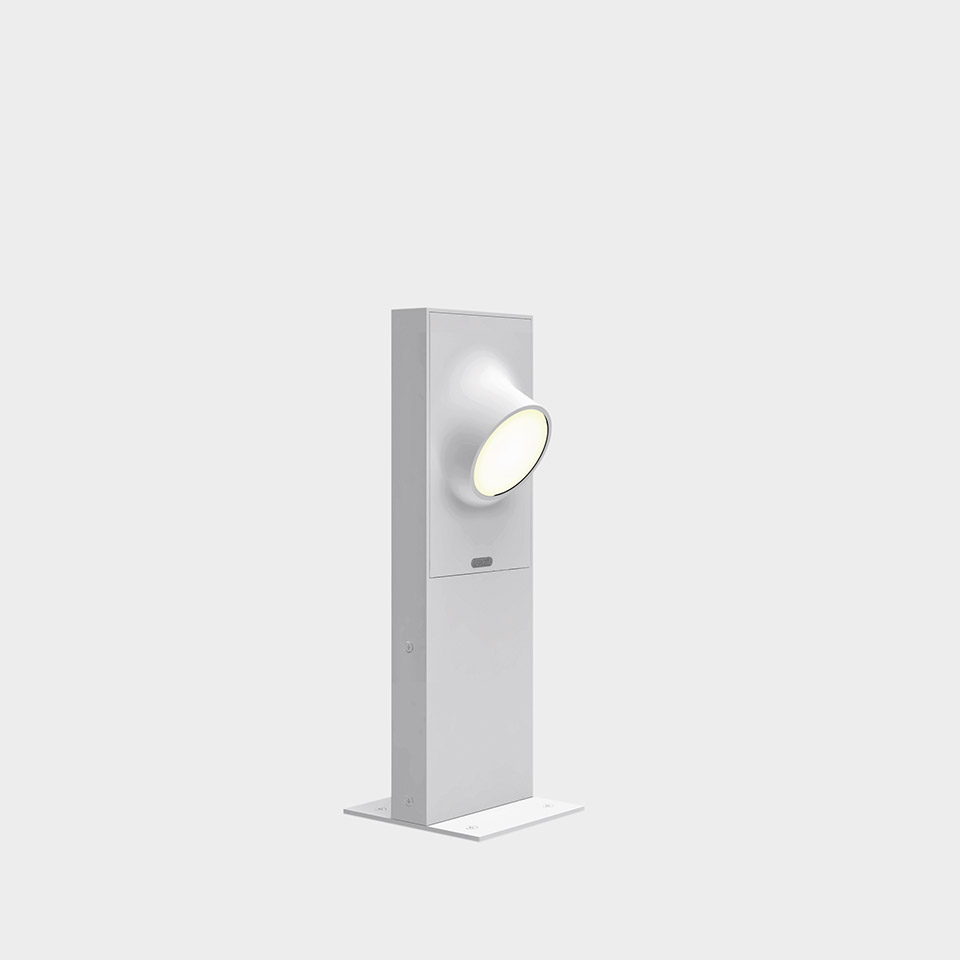 Lampada da terra Artemide Ciclope: sottile paletto rettangolare bianco con faretto LED circolare orientabile su base piatta
