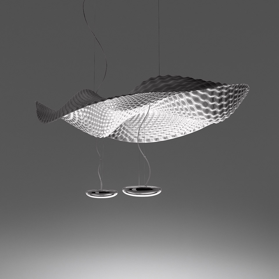 Lampada a sospensione Artemide Cosmic Angel: grande riflettore scultoreo a forma d'onda in argento con superficie texturizzata, due basi LED circolari