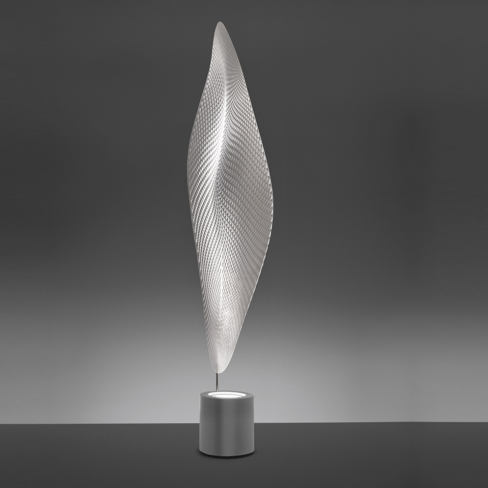 Lampada da terra Artemide Cosmic Leaf: alto diffusore a foglia argentata con trama a rete su base cilindrica metallica
