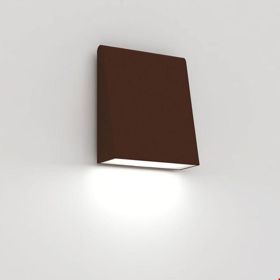 Lampada da parete Artemide Cuneo in finitura marrone scuro, forma rettangolare, emette luce bianca calda verso il basso dall'apertura inferiore