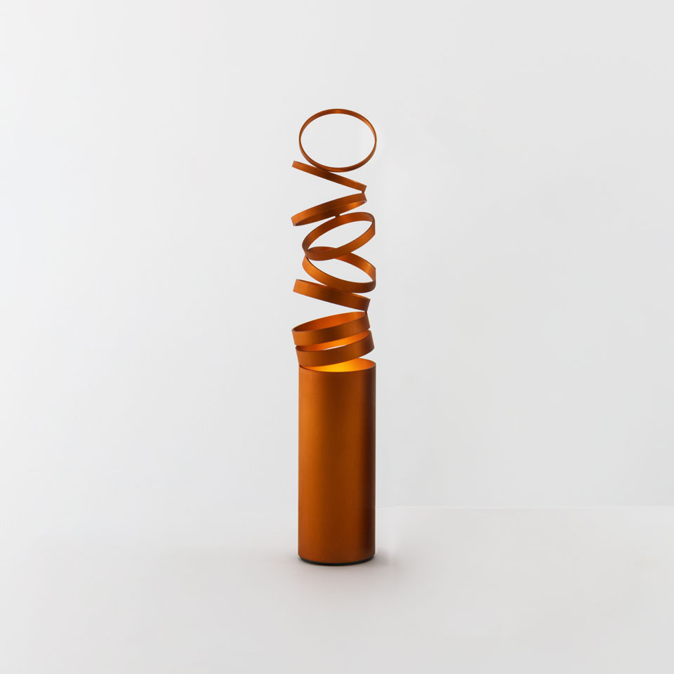 Lampada da tavolo Artemide Decomposé Light Tavolo arancione, base cilindrica con diffusore a nastro metallico a spirale verso l'alto