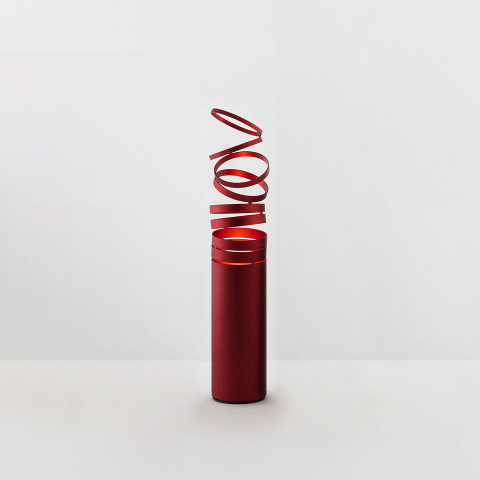 Lampada da tavolo Artemide Decomposé Light Tavolo rossa, base cilindrica con diffusore a nastro in alluminio a spirale che emette luce calda