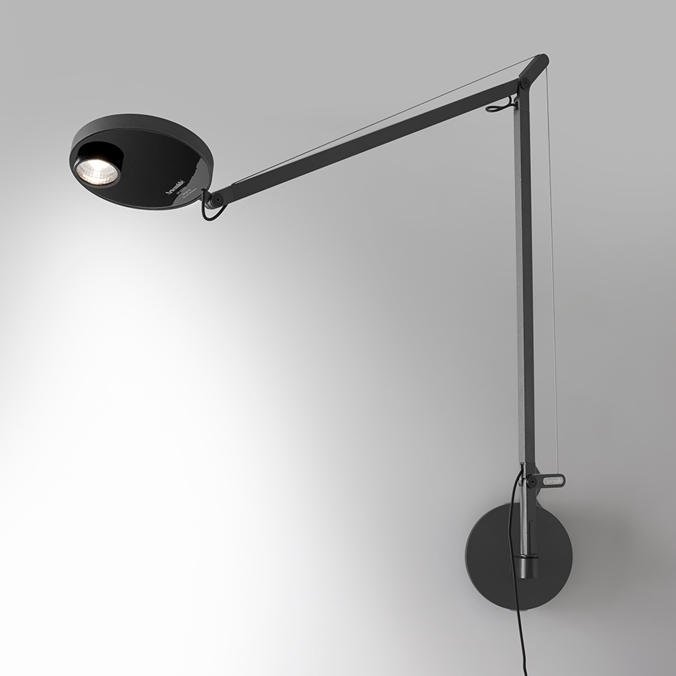 Lampada da parete Artemide Demetra Professional nera, con braccio articolato regolabile con cavo di tensione e testa LED circolare