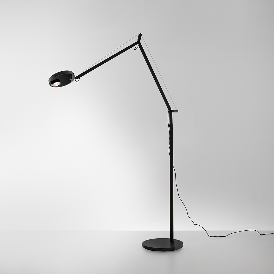 Lampada da terra Artemide Demetra Professional Reading nera, con braccio articolato regolabile, testa LED circolare e base rotonda