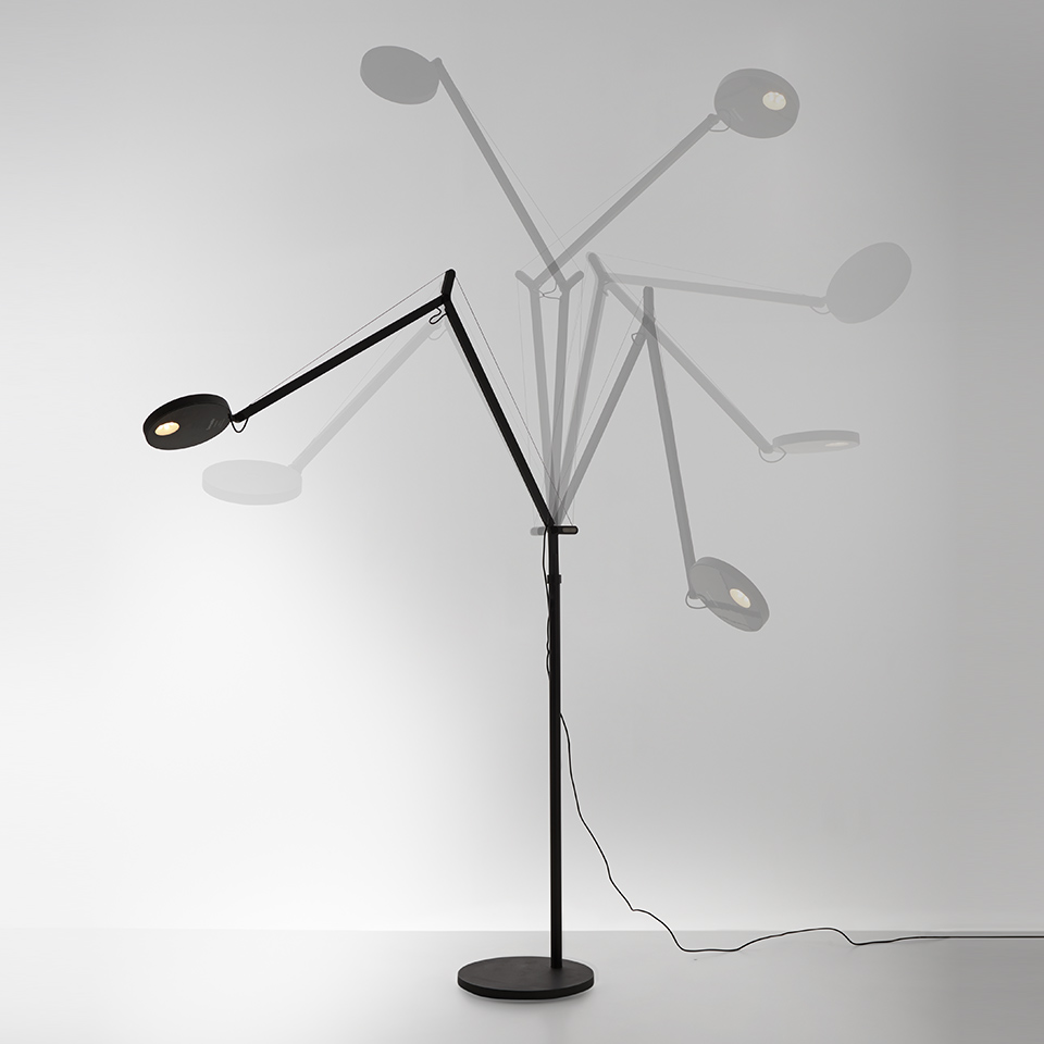 Lampada da terra Artemide Demetra Reading nera, braccio articolato regolabile con testa LED ovale, mostrata in più posizioni