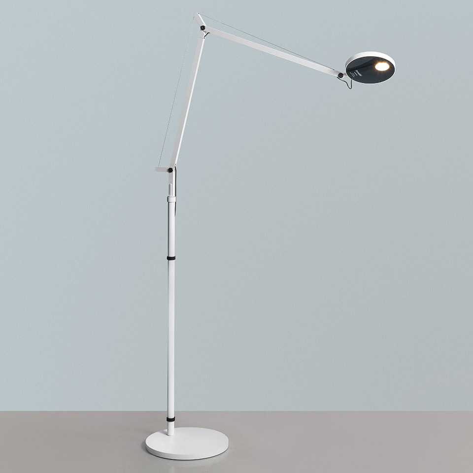 Lampada da terra Artemide Demetra Reading Floor: piantana bianca regolabile con braccio articolato, stelo telescopico e testa LED ovale