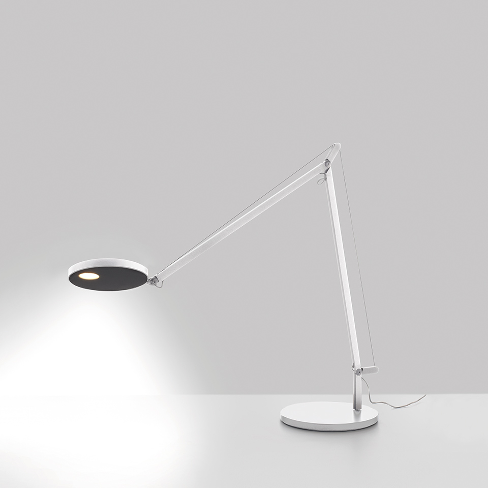 Lampada da tavolo Artemide Demetra Tavolo bianca, con doppio braccio articolato regolabile, testa LED circolare con riflettore scuro, luce concentrata