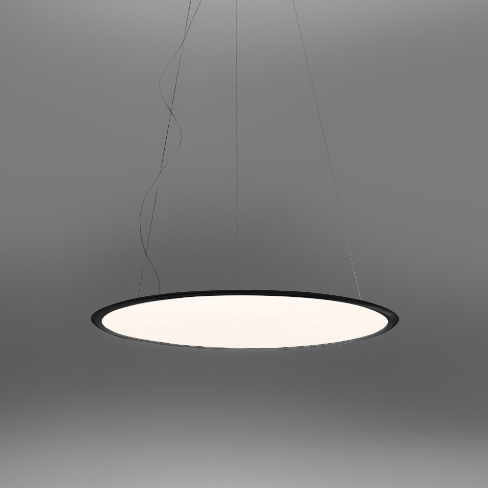 Lampada a sospensione Artemide Discovery: grande disco circolare con diffusore bianco e sottile cornice nera, sospesa da cavi sottili
