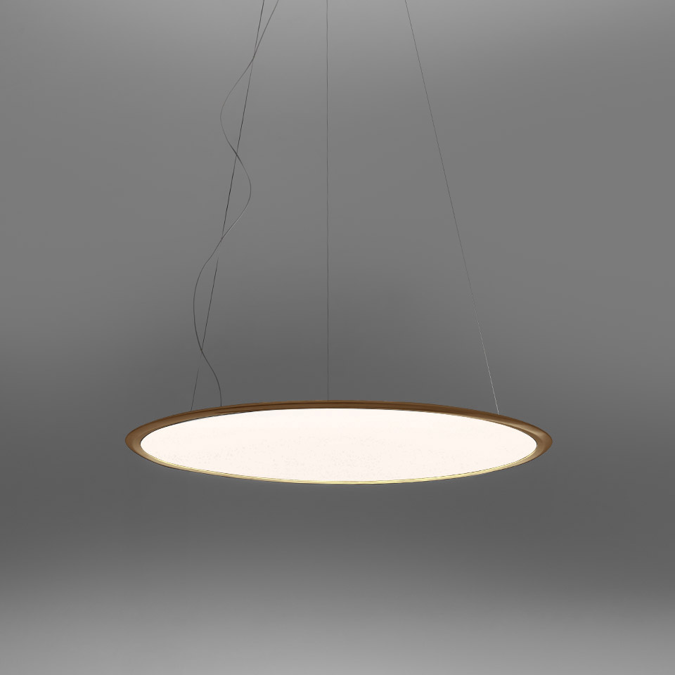 Lampada a sospensione Artemide Discovery: grande disco circolare con diffusore bianco e bordo dorato caldo, sospesa da sottili cavi