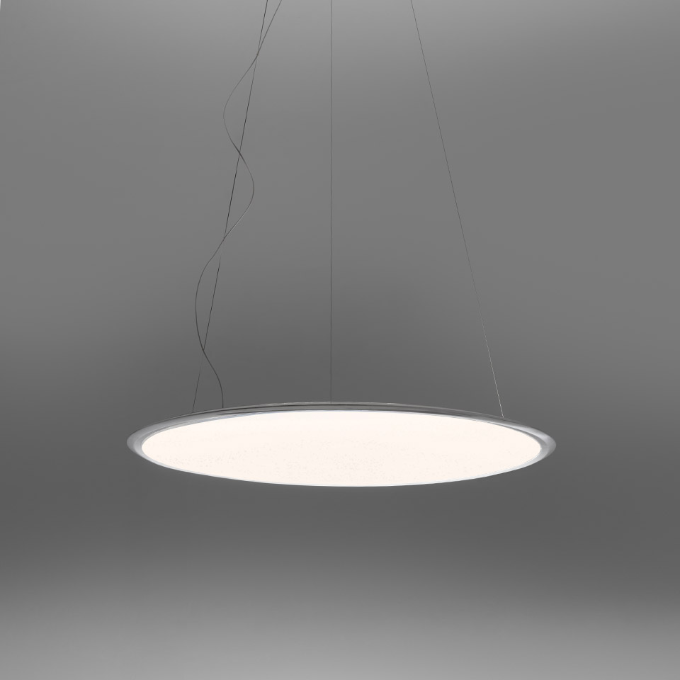 Lampada a sospensione Artemide Discovery: grande disco circolare piatto con diffusore opale bianco e sottile cornice in alluminio, sospesa da cavi sottili