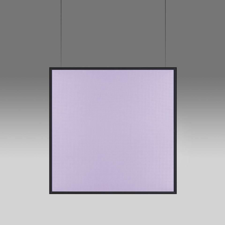 Lampada a sospensione quadrata Artemide Discovery Space con cornice nera, emette luce lavanda-viola diffusa, sospesa da sottili cavi