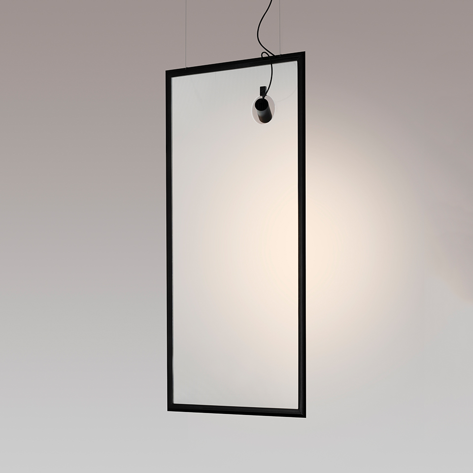 Lampada a sospensione Artemide Discovery Spot: grande cornice rettangolare nera con pannello diffusore luminoso e piccolo spot ovale in alto