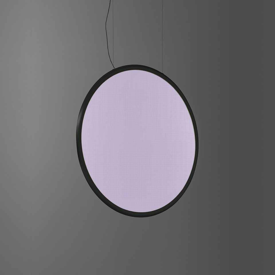 Lampada a sospensione Artemide Discovery Vertical: grande disco circolare con cornice nera che emette una luce lavanda tenue, sospesa da un cavo sottile