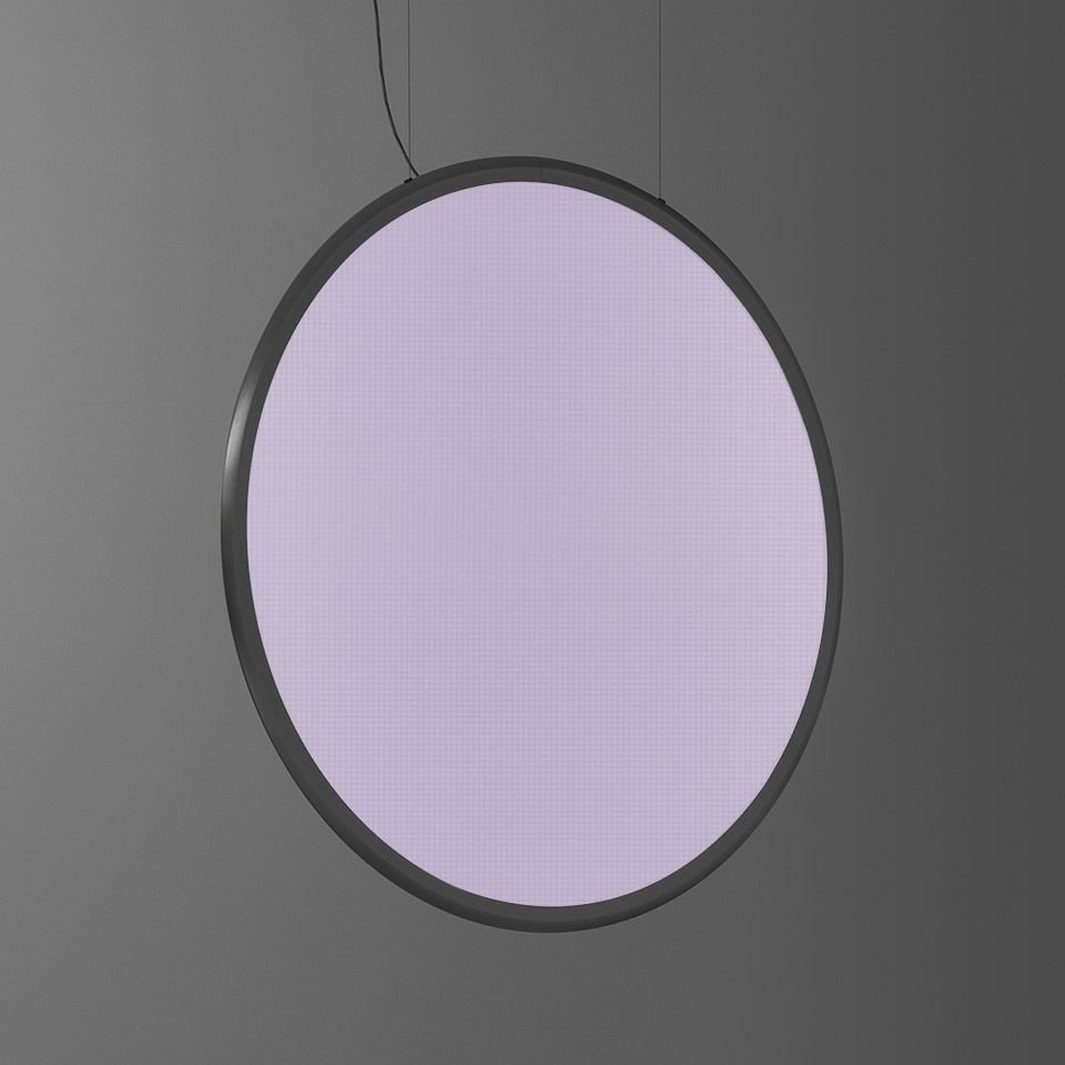 Lampada a sospensione Artemide Discovery: grande disco LED circolare con luce lavanda tenue, cornice in metallo grigio scuro, sospesa da sottili cavi