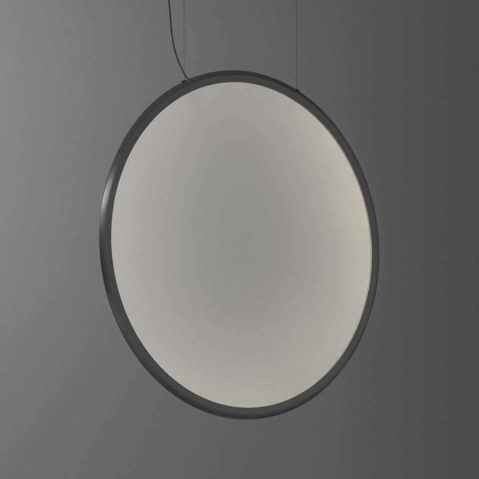 Lampada a sospensione Artemide Discovery: grande diffusore circolare con vetro bianco satinato e sottile anello in metallo scuro, sospesa da cavi sottili - 2