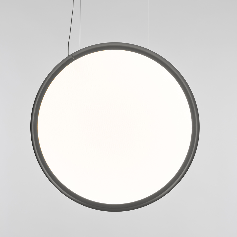 Lampada a sospensione Artemide Discovery: grande disco circolare con diffusore opalino bianco e cornice grigio scuro, sospesa da sottili cavi - 2