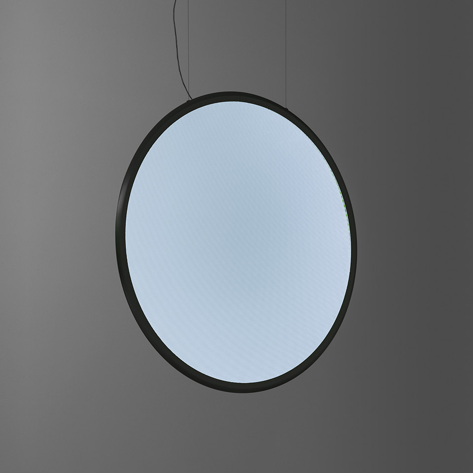 Lampada a sospensione Artemide Discovery: grande disco circolare con cornice nera e diffusore opalino luminoso, sospeso da sottile cavo nero