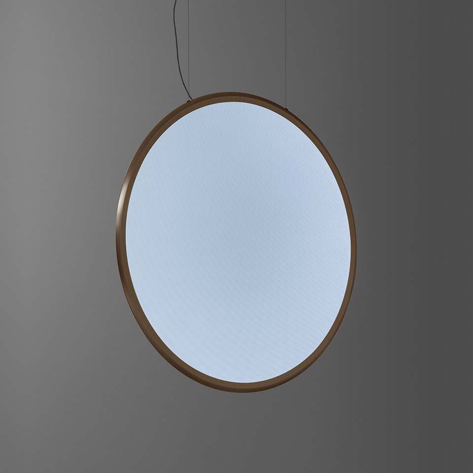 Lampada a sospensione Artemide Discovery: grande diffusore circolare con cornice bronzo caldo che emette luce bianca morbida e uniforme, sospesa da sottili cavi