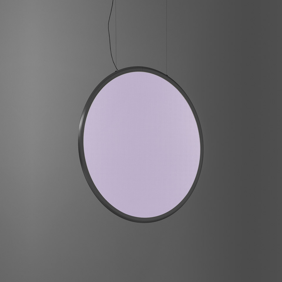 Lampada a sospensione Artemide Discovery: grande disco circolare con cornice scura che emette luce lavanda diffusa, sospesa da un cavo nero