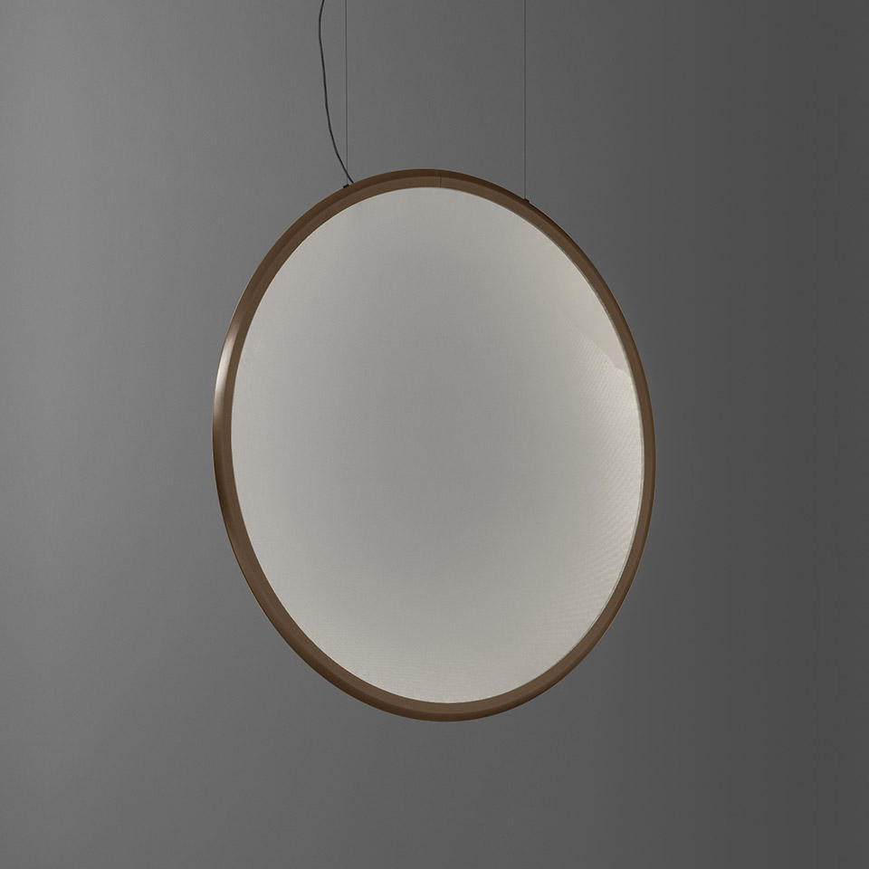 Lampada a sospensione Artemide Discovery: grande diffusore circolare con cornice bronzo caldo, luce soffusa uniforme, sospesa da sottili cavi neri