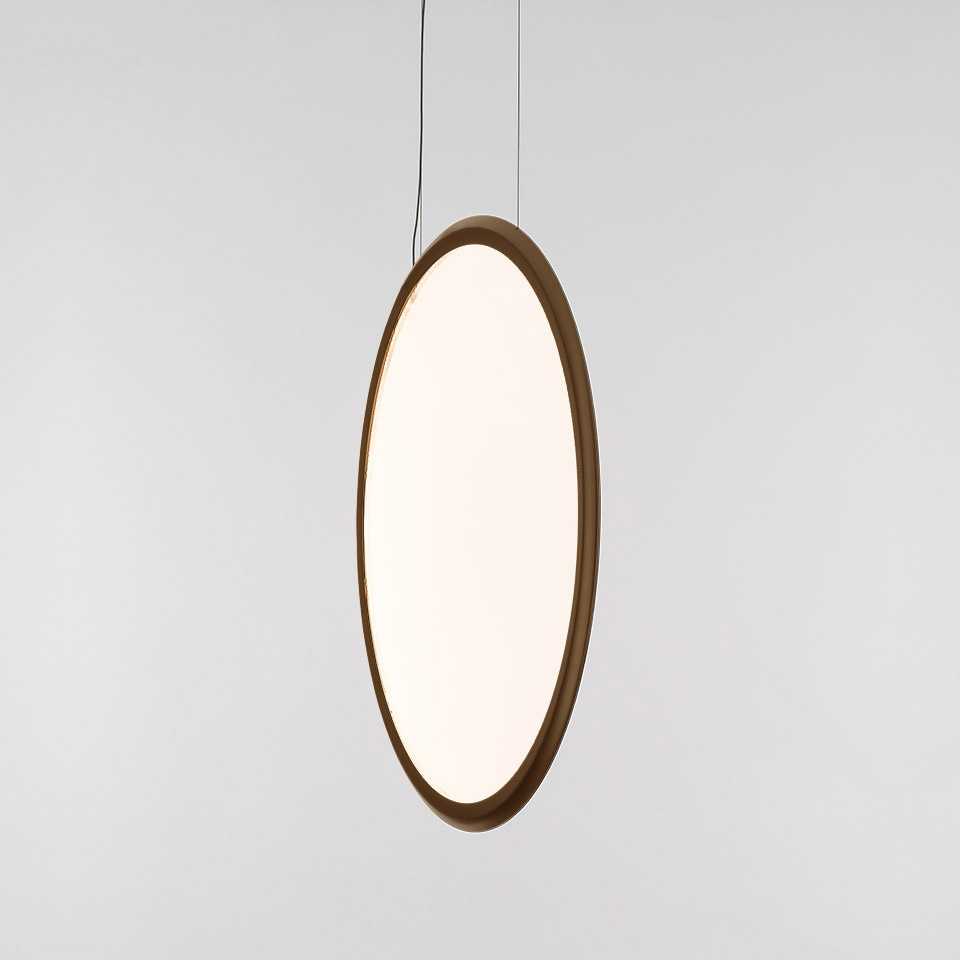 Lampada a sospensione Artemide Discovery Vertical: grande diffusore ovale bianco opalino in sottile cornice bronzo, sospesa da cavo nero - 2