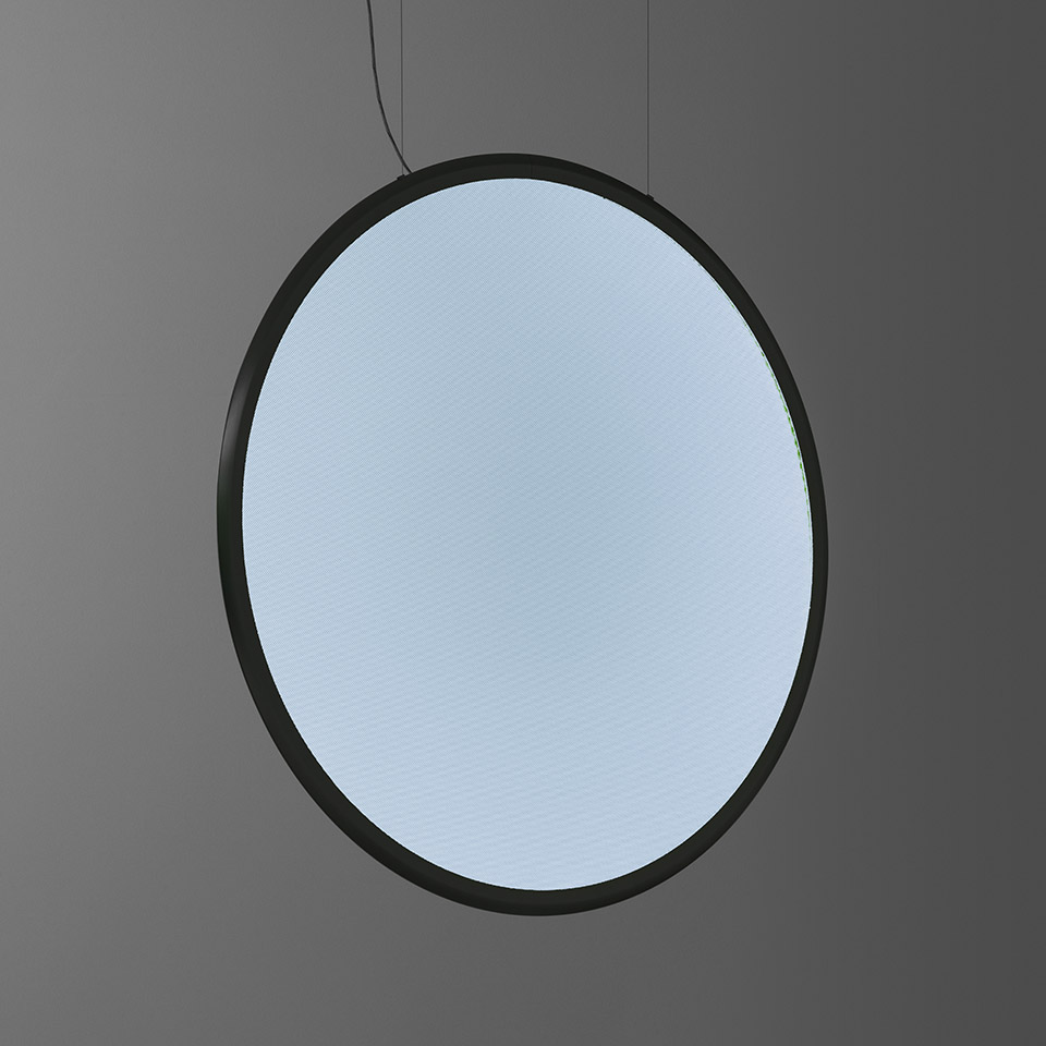 Lampada a sospensione Artemide Discovery: grande disco circolare con cornice nera e diffusore illuminato uniformemente in azzurro, sospeso da cavi