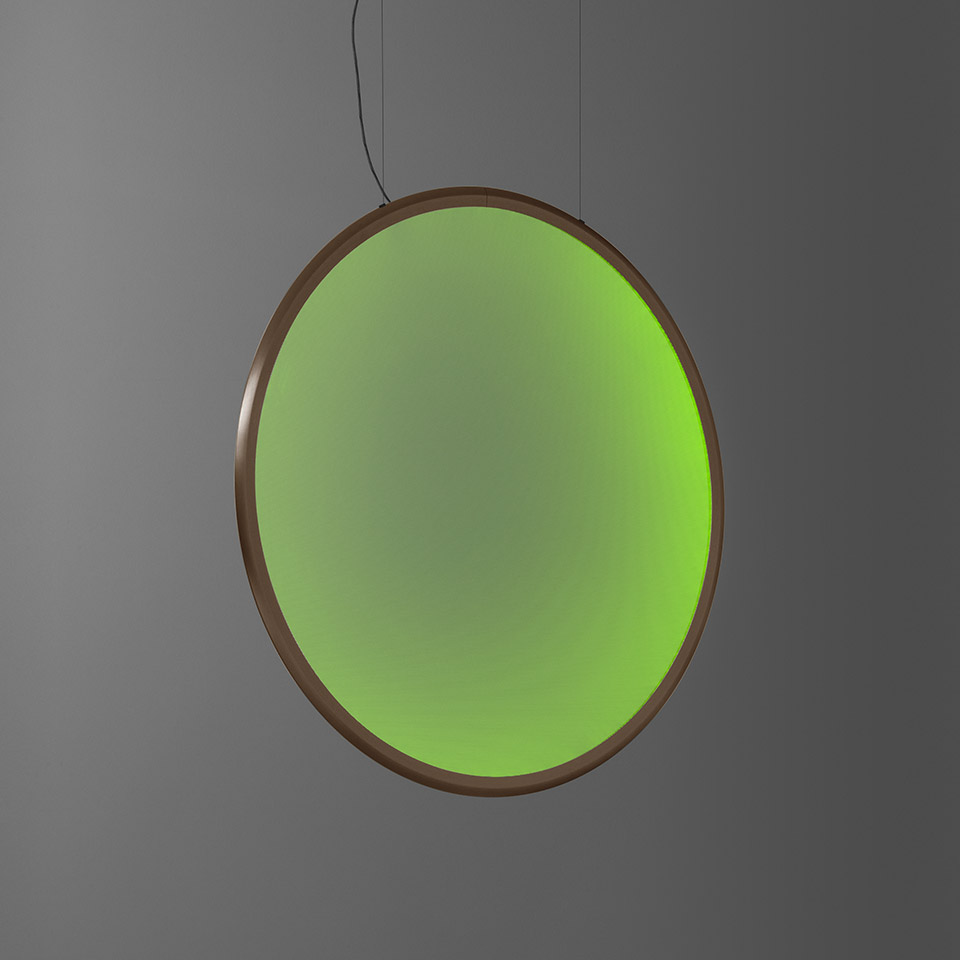 Lampada a sospensione Artemide Discovery: grande disco circolare che emette luce verde vibrante, cornice bronzo, sospesa da sottile cavo nero