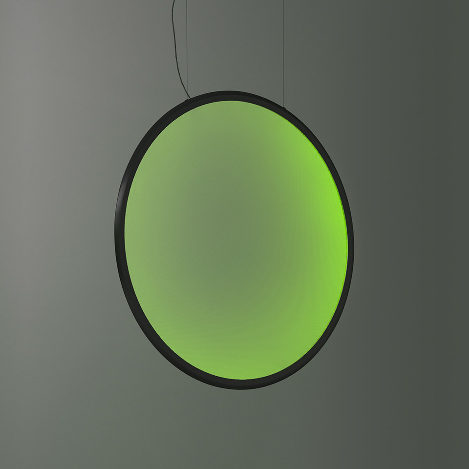 Lampada a sospensione Artemide Discovery: grande disco circolare con cornice nera che emette luce verde sfumata vibrante, sospesa da sottile cavo